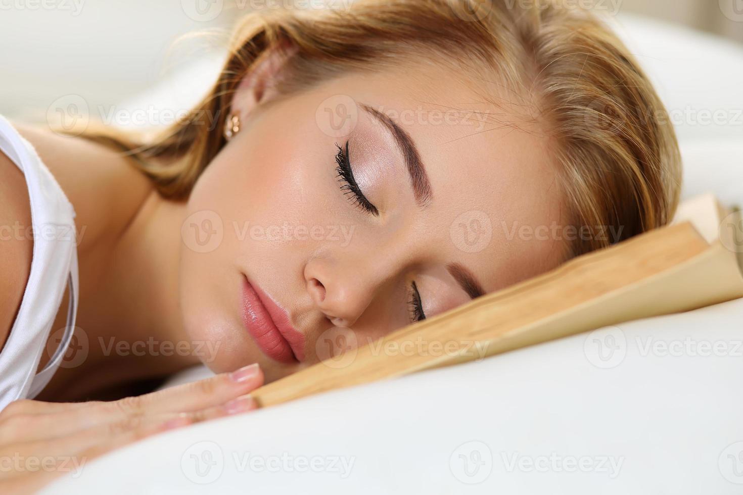 portrait de la belle jeune femme blonde au lit photo