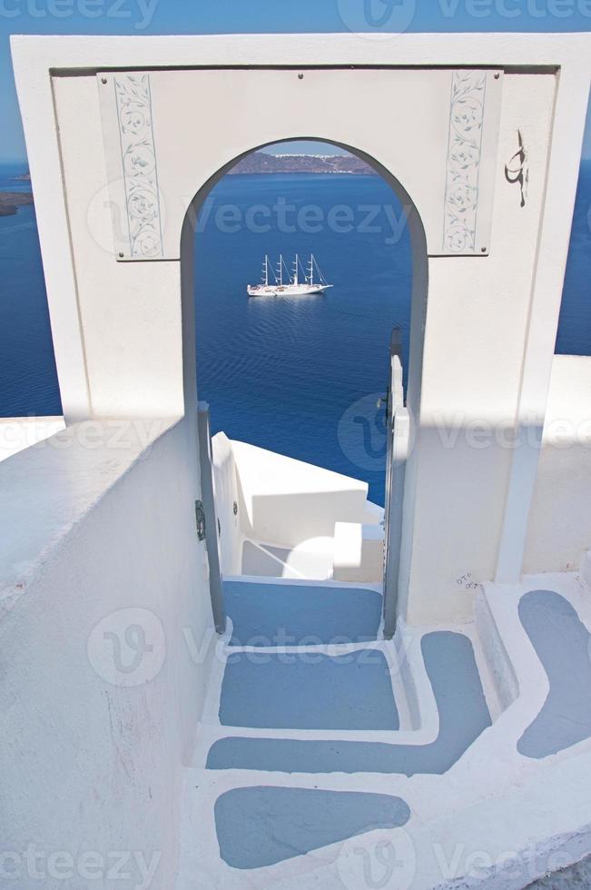 Escalier étroit avec arc et vue sur la mer à Oia, Santorin photo