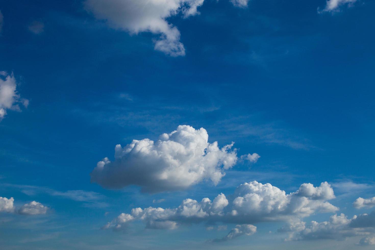 nuages blancs dans le ciel bleu photo