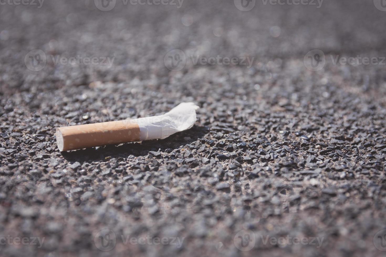 seul mégot de cigarette dans la rue photo