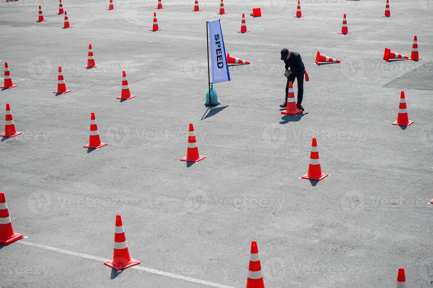 des cônes de signalisation sont disposés sur la route d'essai. photo