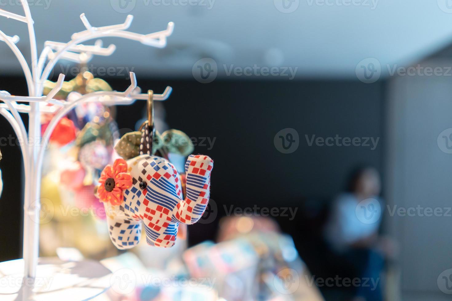 les poupées d'éléphants s'accrochent au cintre pour les ventes dans la boutique de souvenirs. photo