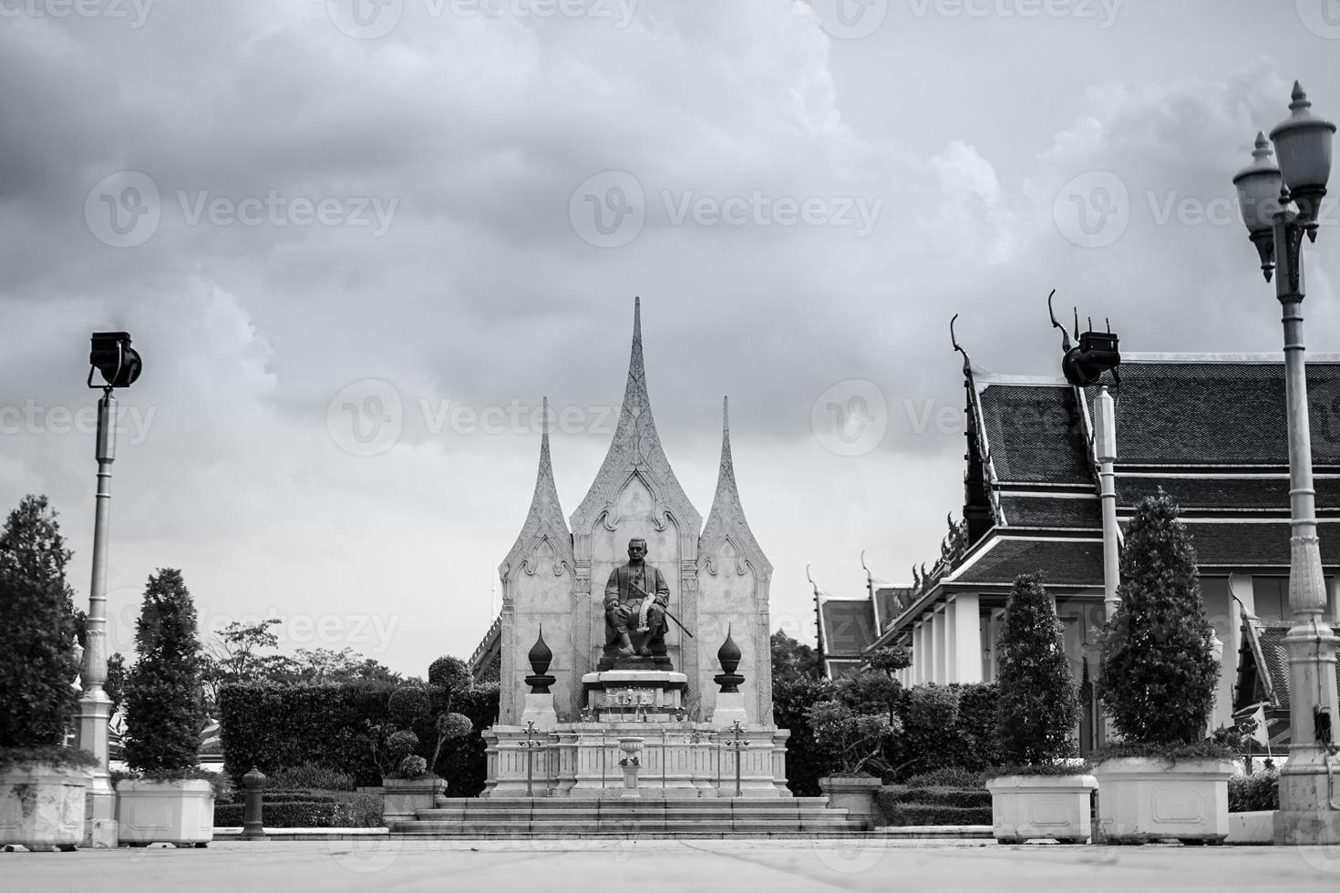 pavillon royal mahajetsadabadin un joli jardin à côté de wat ratchanatdaram sur ratchanatdaram avenue, bangkok, thaïlande photo