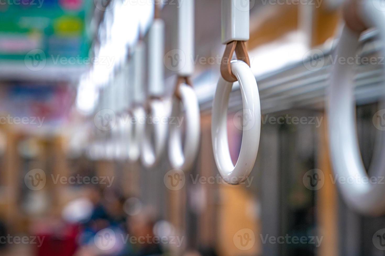 Close up circle main en plastique tenant dans le métro du Japon. photo