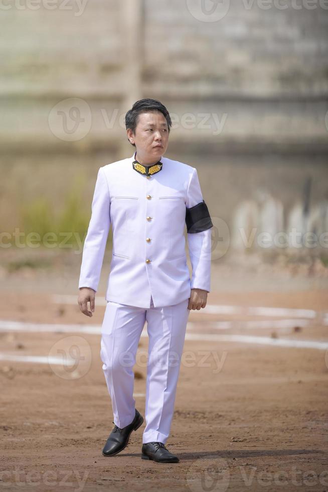 un homme thaïlandais asiatique habille le costume formel blanc pour l'important événement gouvernemental, la thaïlande. photo