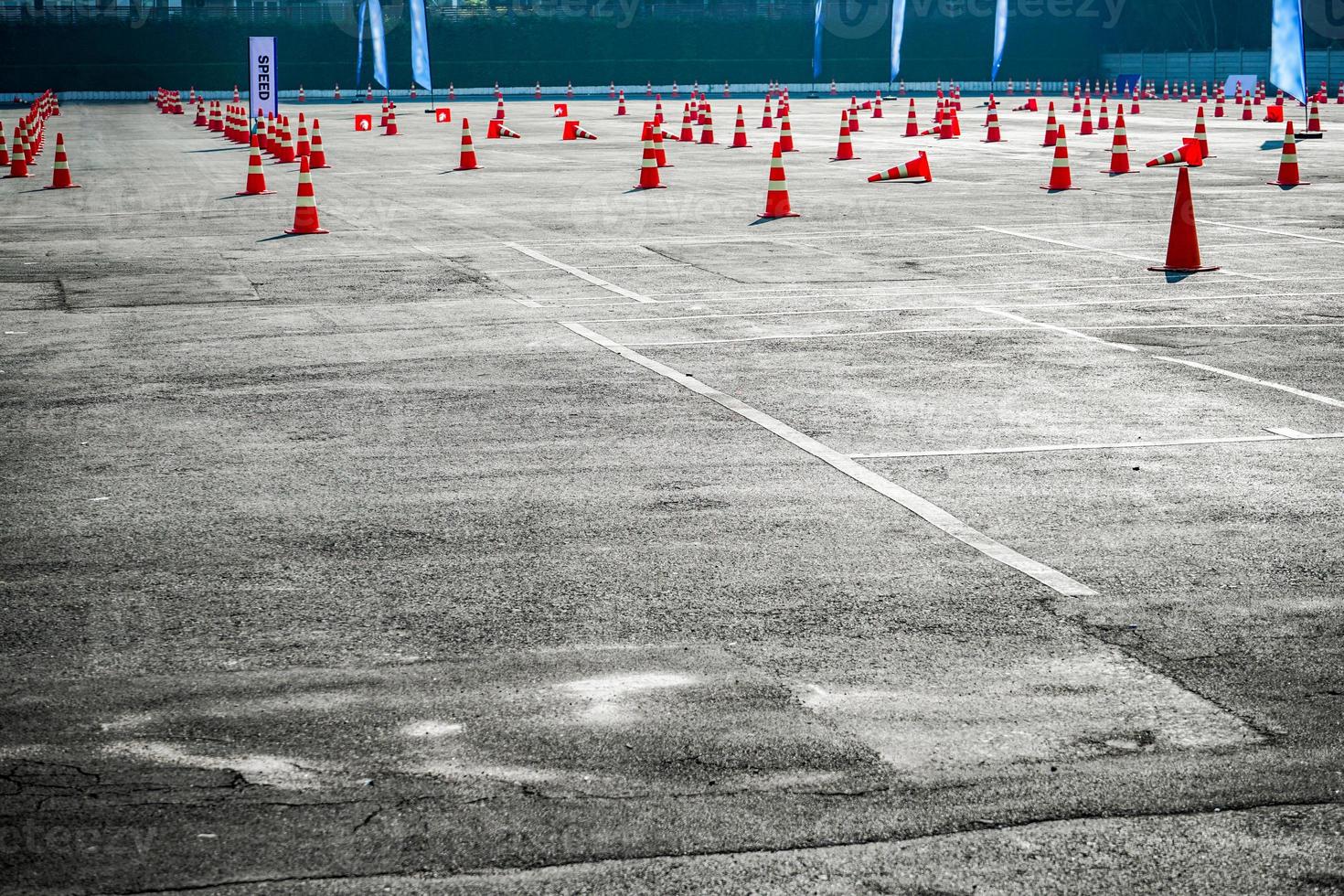 des cônes de signalisation sont disposés sur la route d'essai. photo