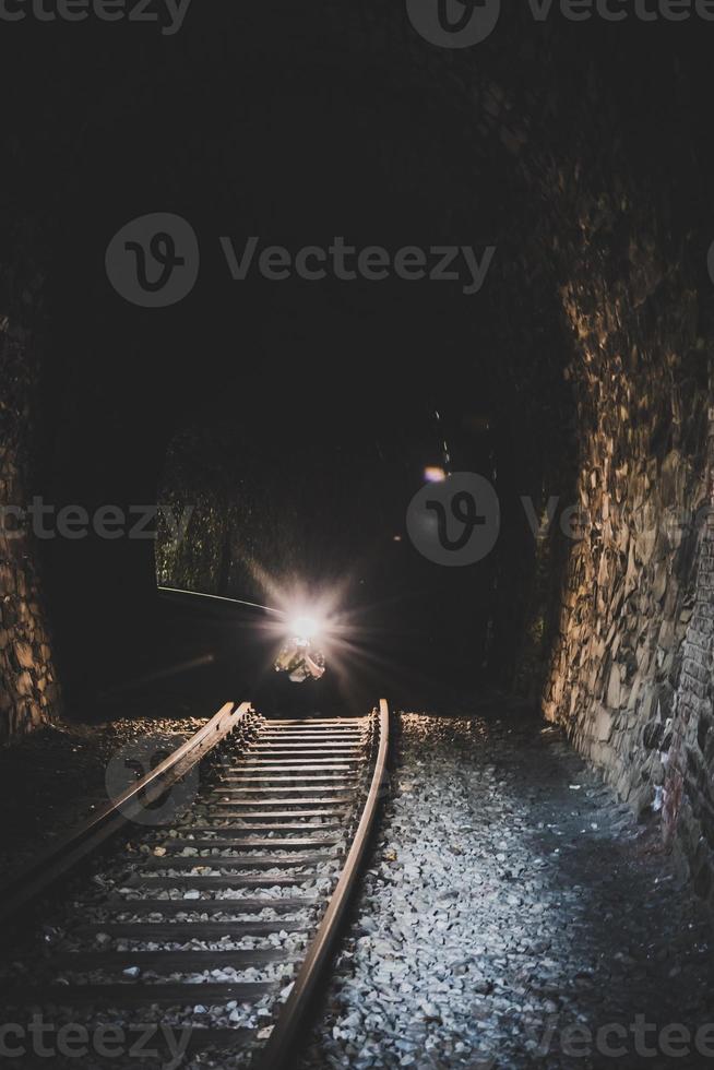 lampe de poche dans un tunnel ferroviaire photo