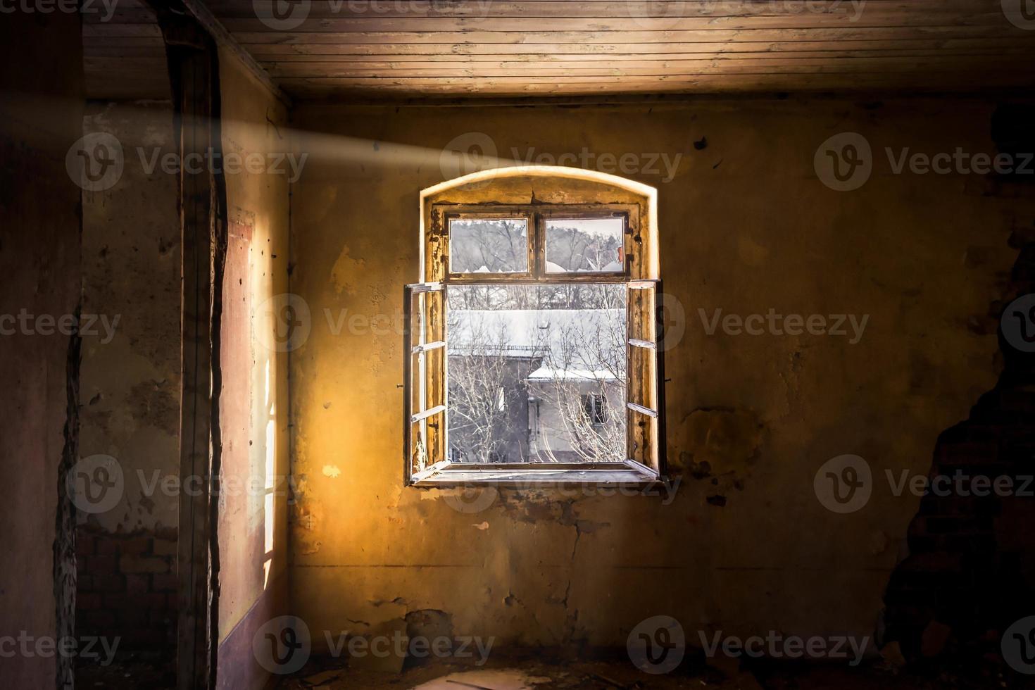 vieille fenêtre avec la lumière du soleil photo