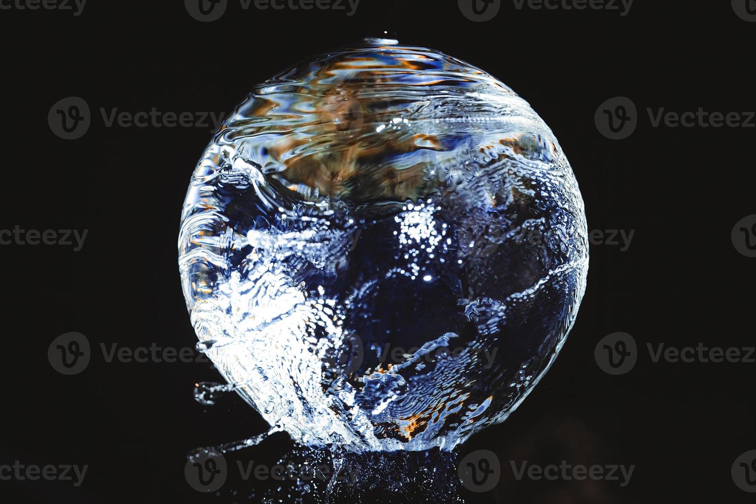 une boule de verre sur laquelle coule de l'eau photo