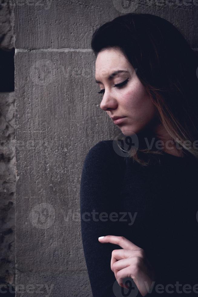 jeune femme maussade aux yeux baissés photo