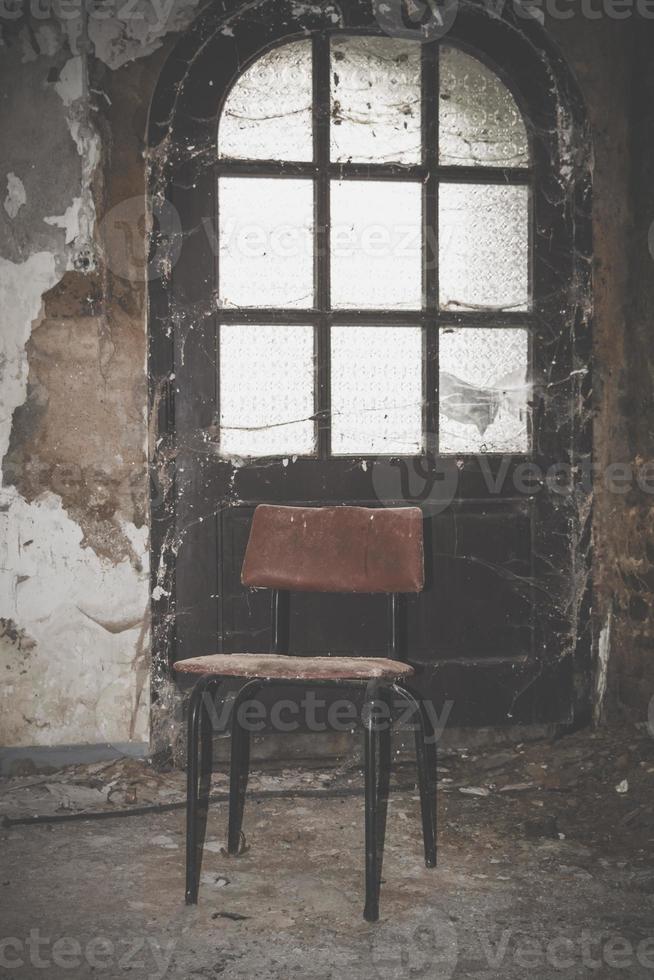 chaise devant une porte photo