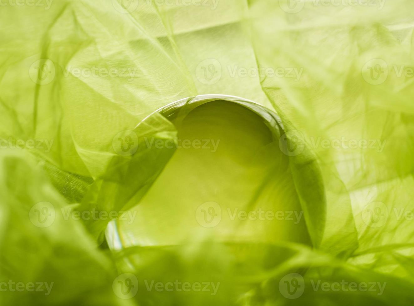 boule de verre avec tissu vert photo