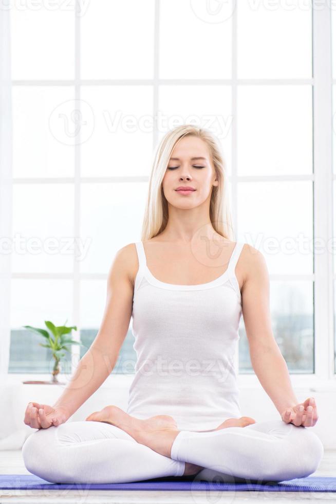concept d'yoga avec jeune femme photo