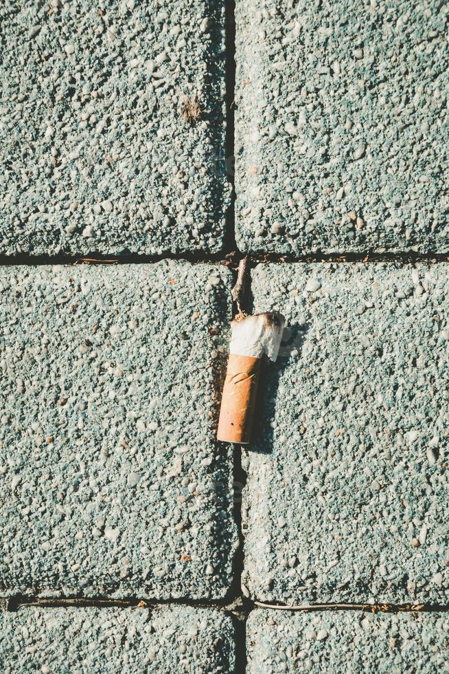 mégot de cigarette sur un trottoir photo