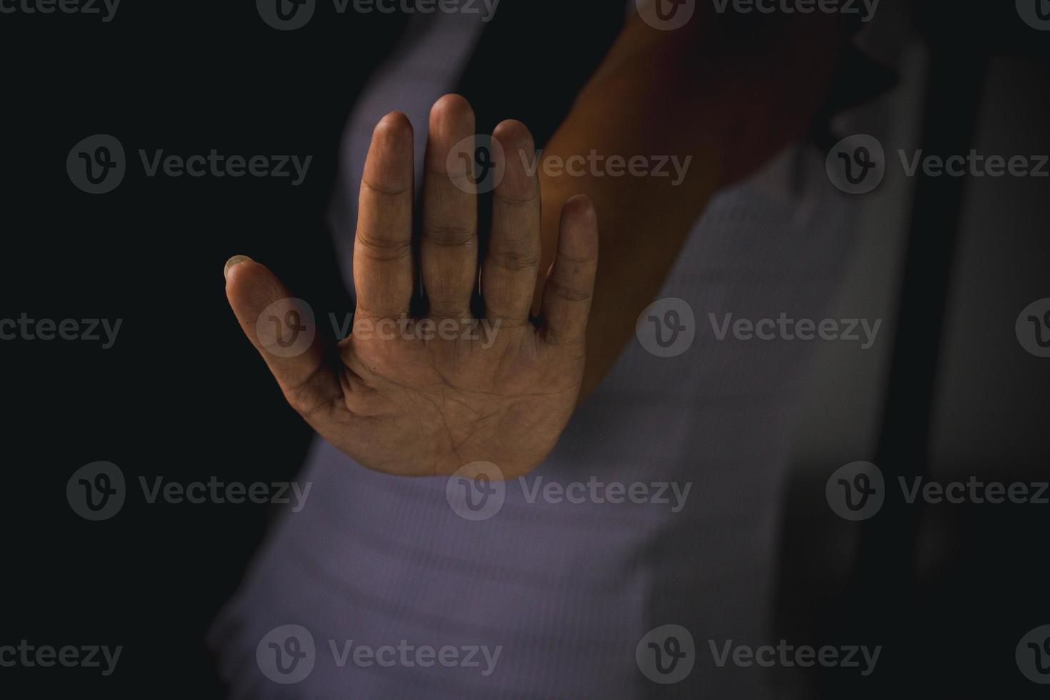 les mains des femmes asiatiques sont interdites. dans des tons sombres étant dans le déni et exprimant des restrictions. photo