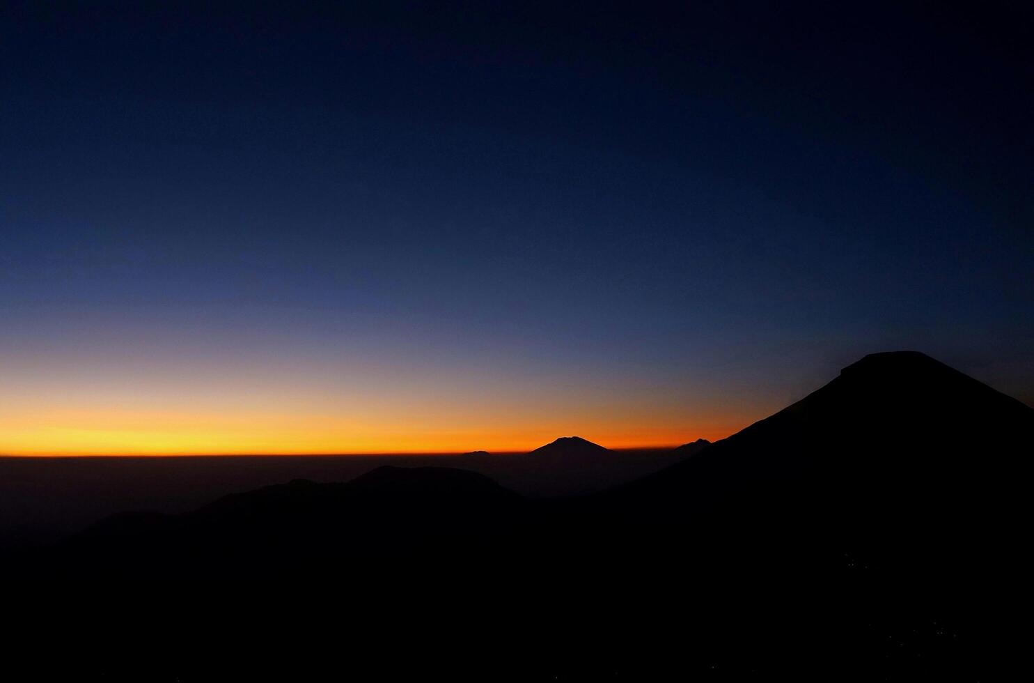 vue sur la silhouette de la montagne avec le lever du soleil photo