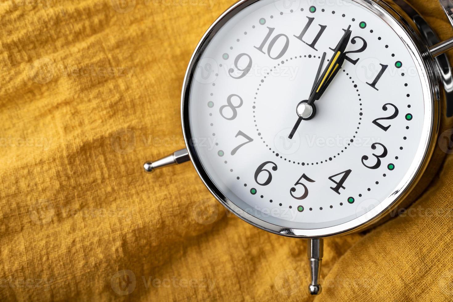 la place de l'horloge sur le tissu jaune photo