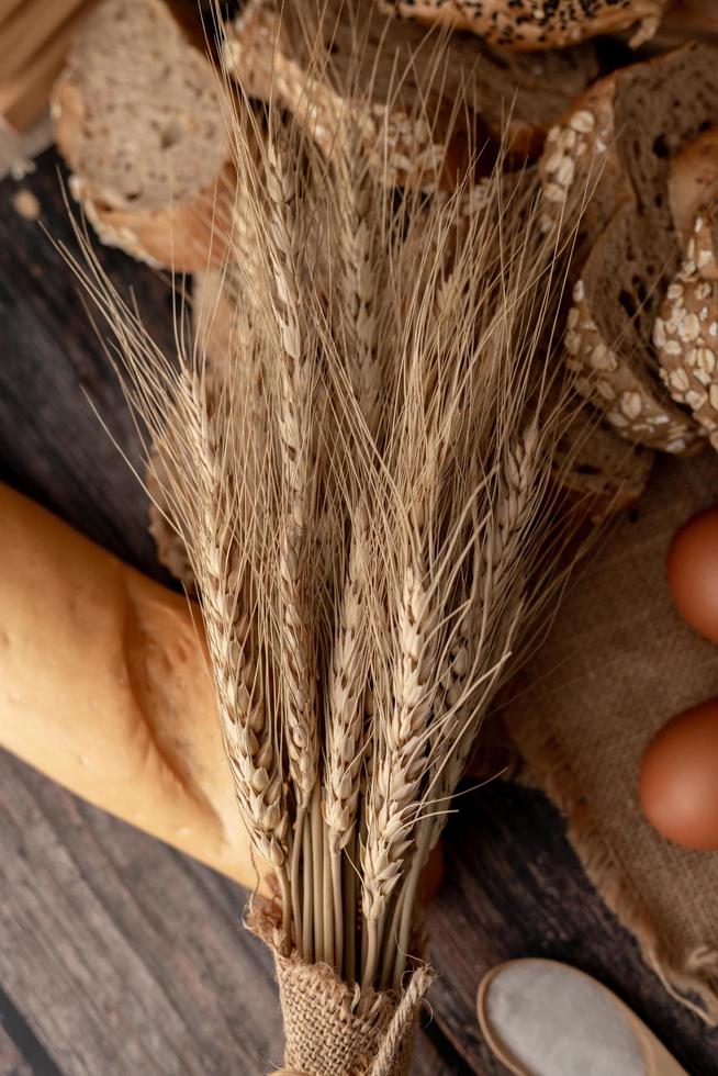 Agropyre sur les pains et la table en bois photo