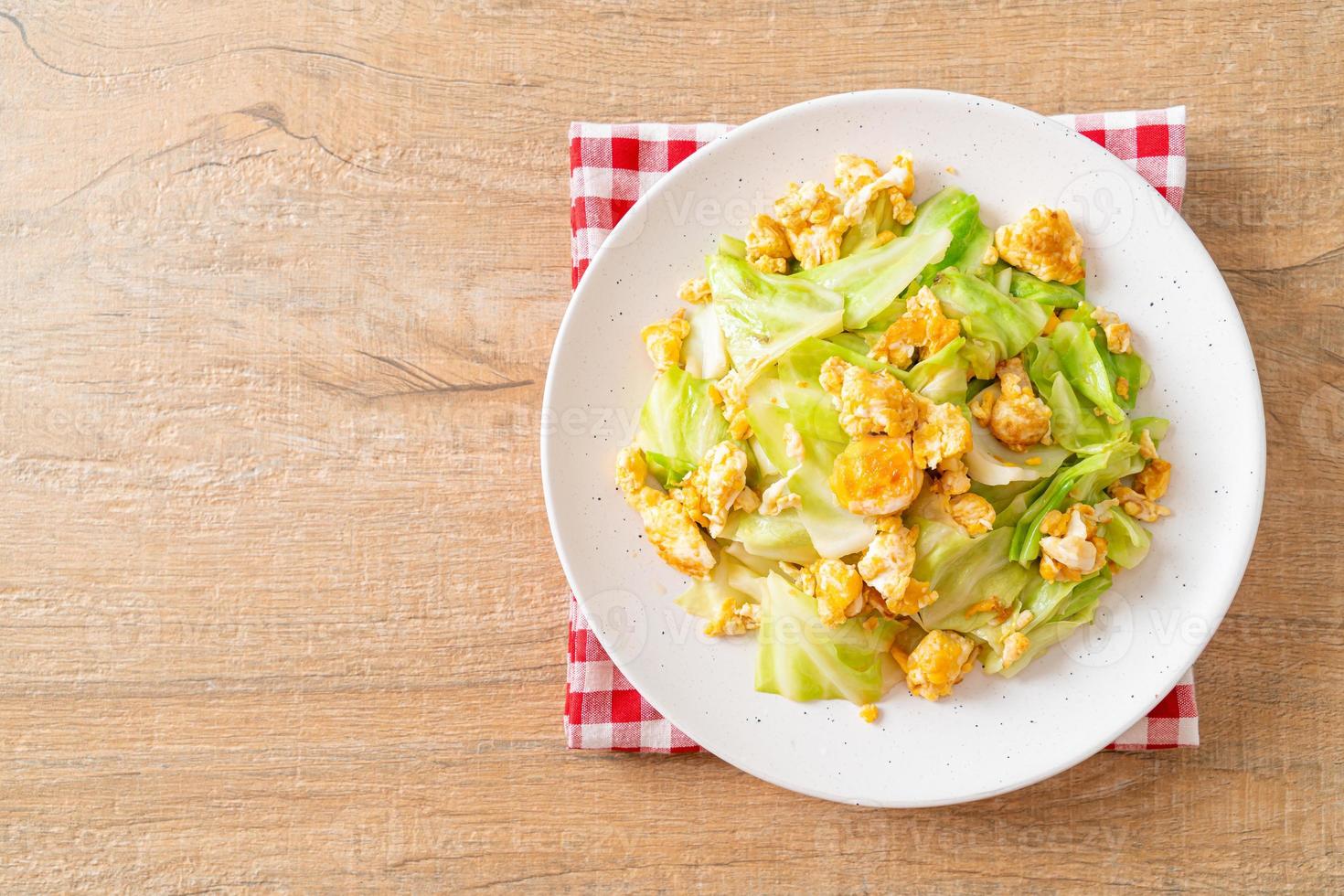 chou sauté maison avec oeuf photo