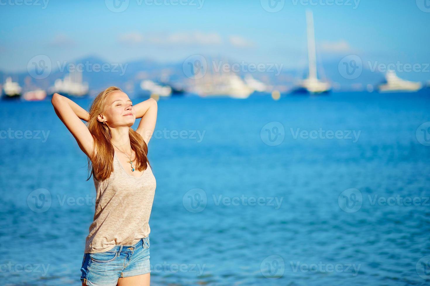 jeune fille profitant de ses vacances au bord de la mer photo