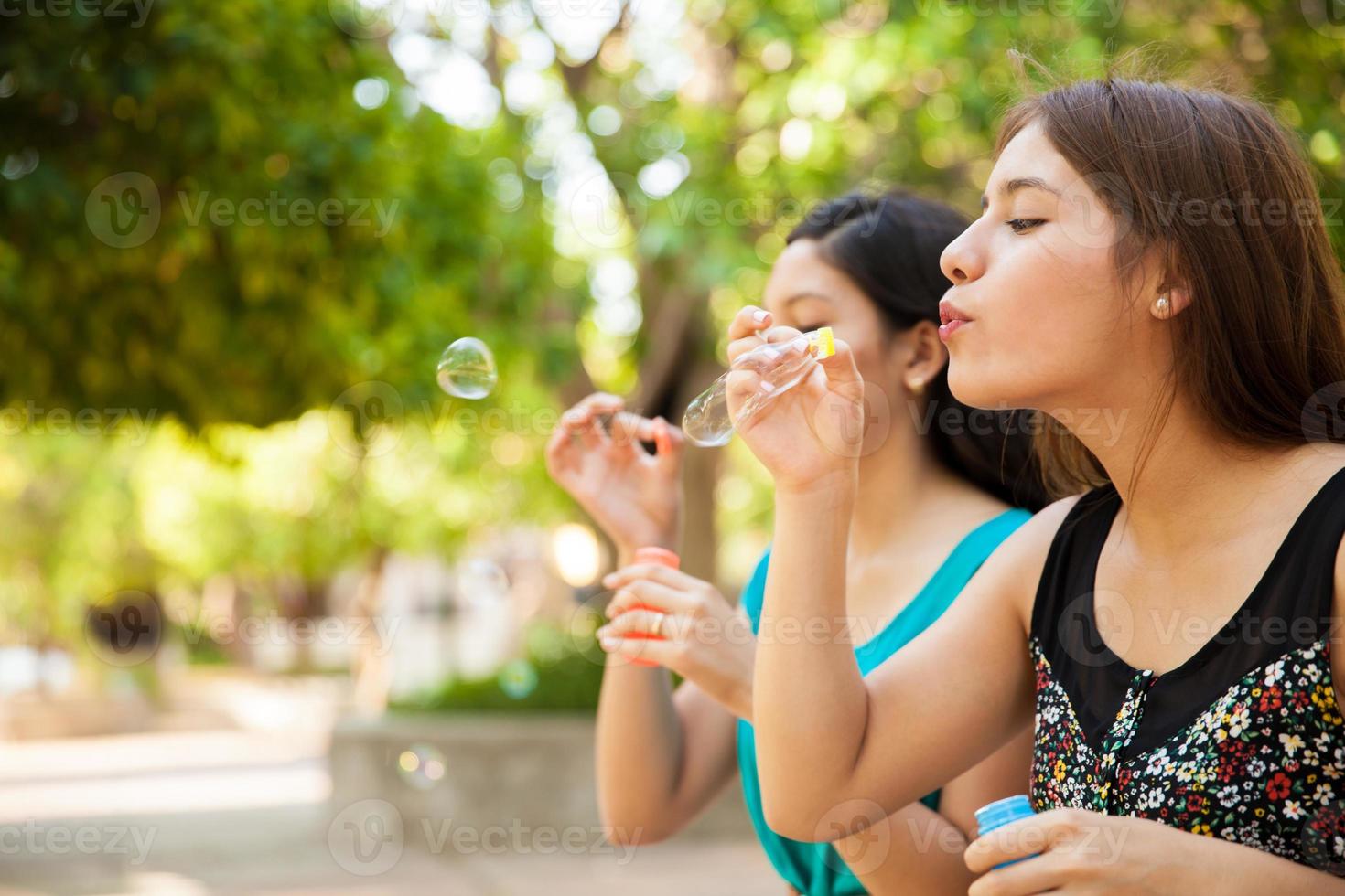 soufflant des bulles dans un parc photo