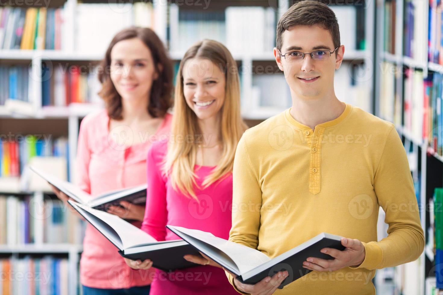 groupe de trois personnes dans la bibliothèque photo