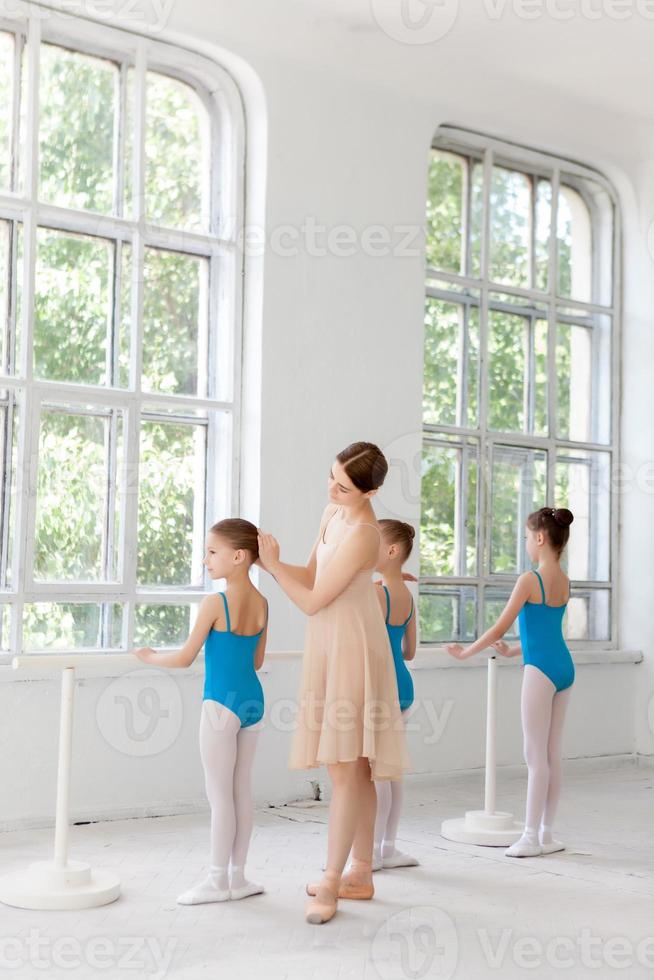 trois petites ballerines dansant avec un professeur de ballet personnel en danse photo