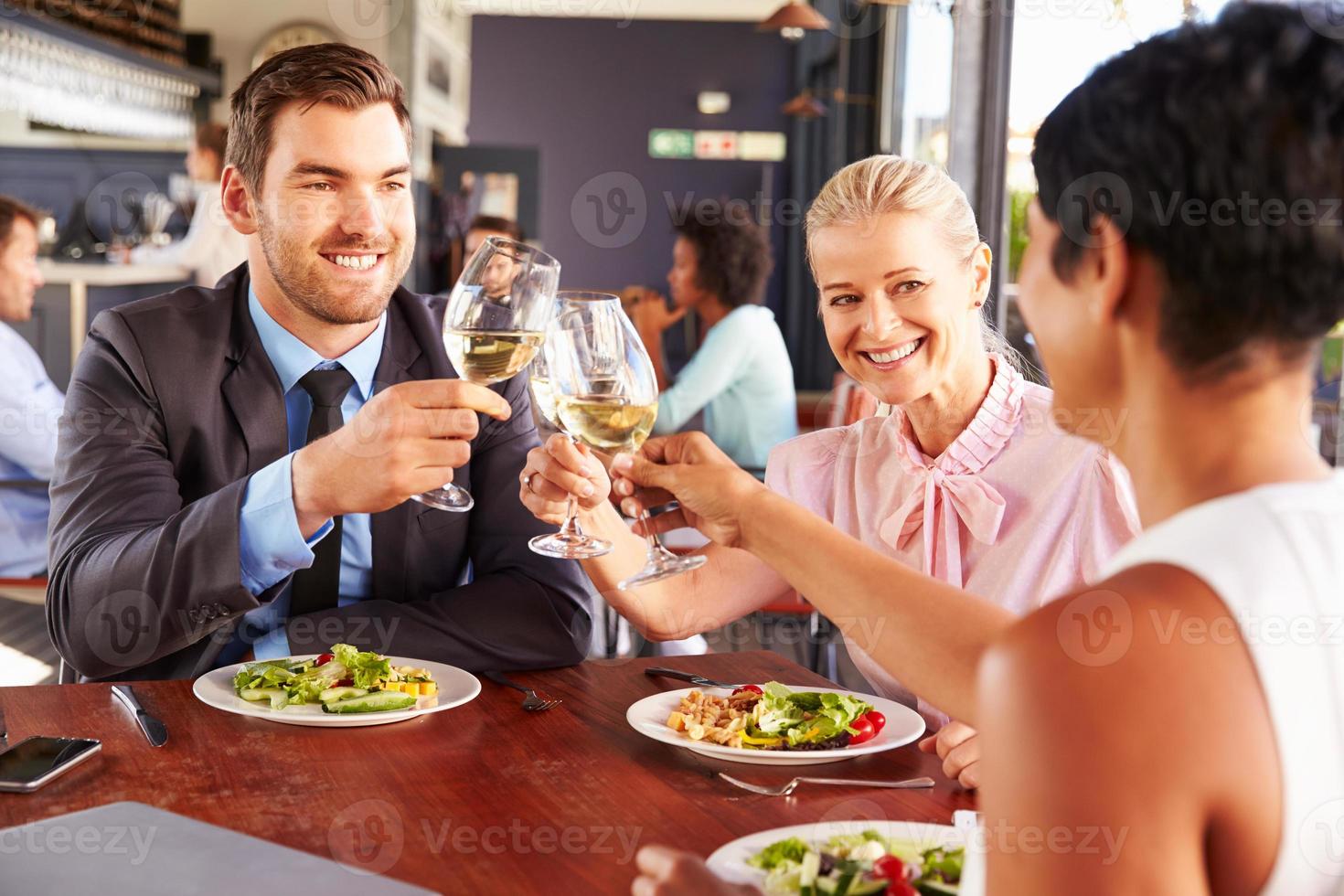 groupe de gens d'affaires au déjeuner dans un restaurant photo