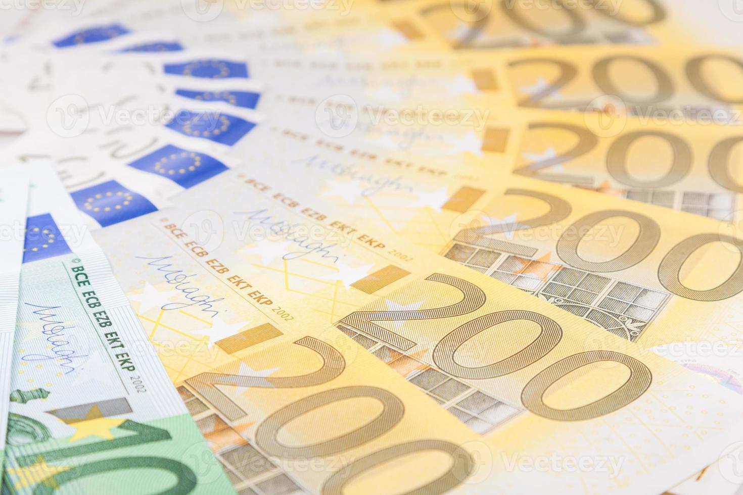 Des billets en euros répartis sur le plancher - monnaie européenne photo