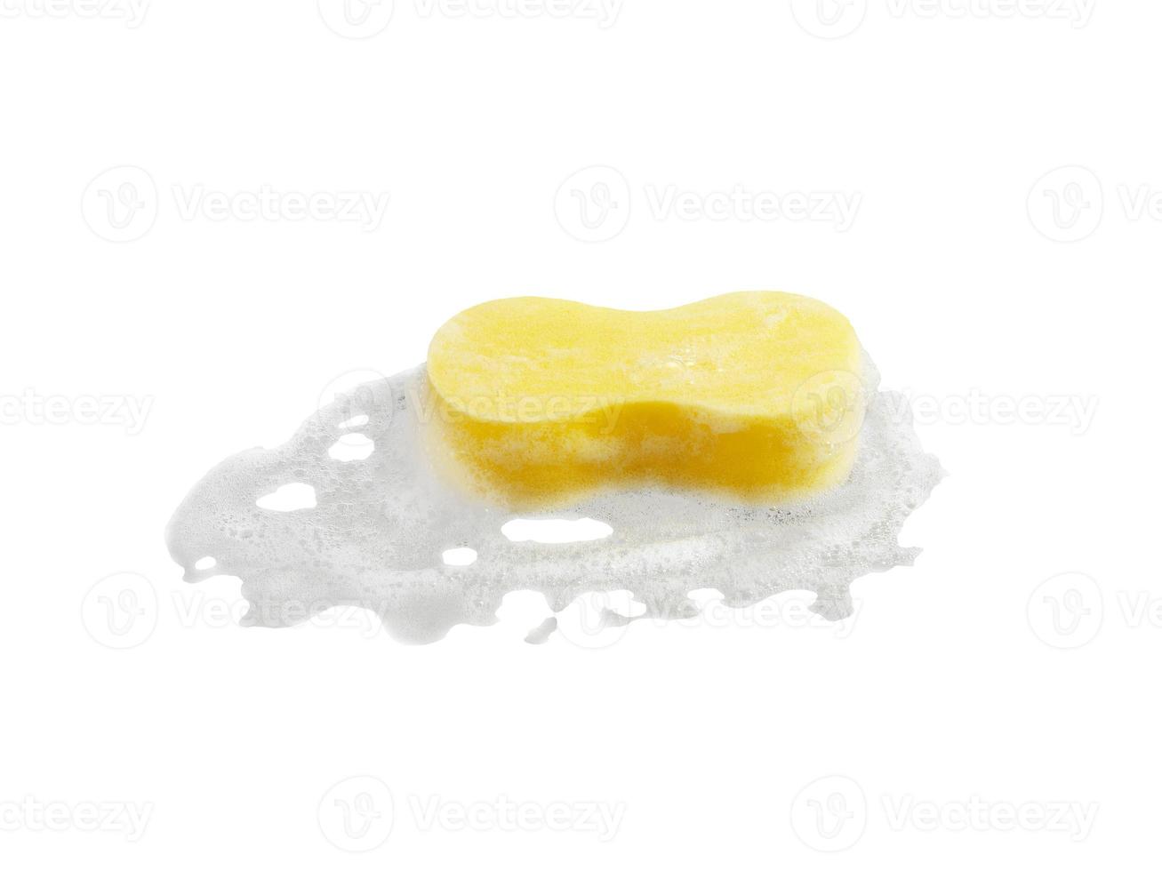 éponge de nettoyage jaune en mousse de savon sur fond blanc isolement photo