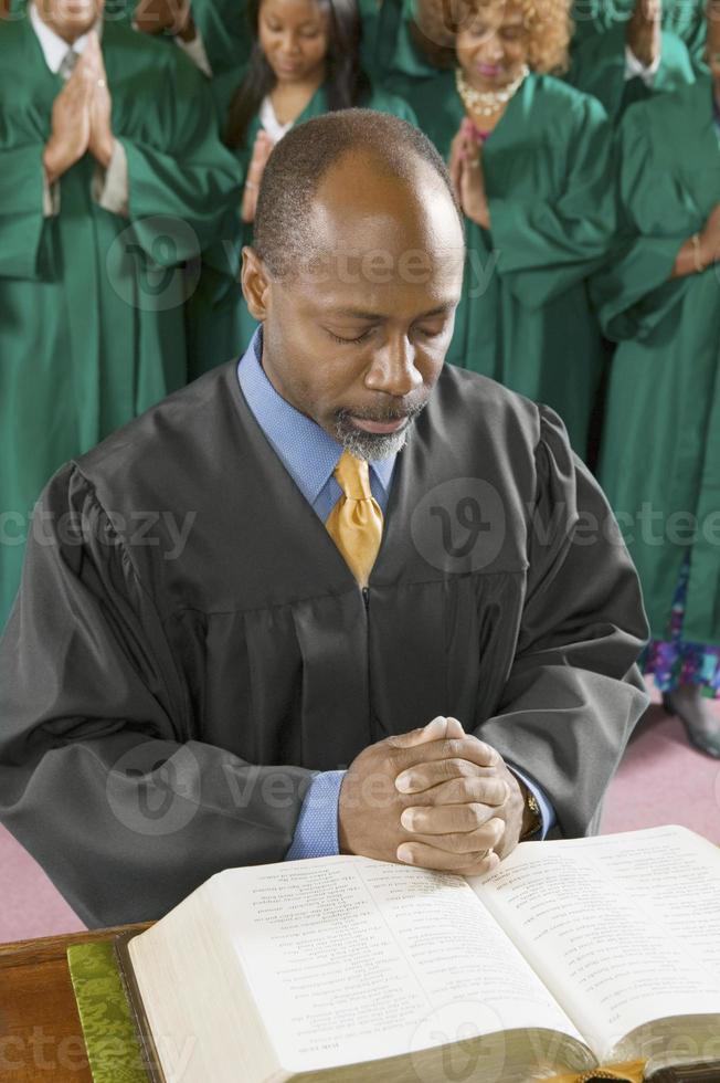prédicateur et choeur priant dans l'église photo