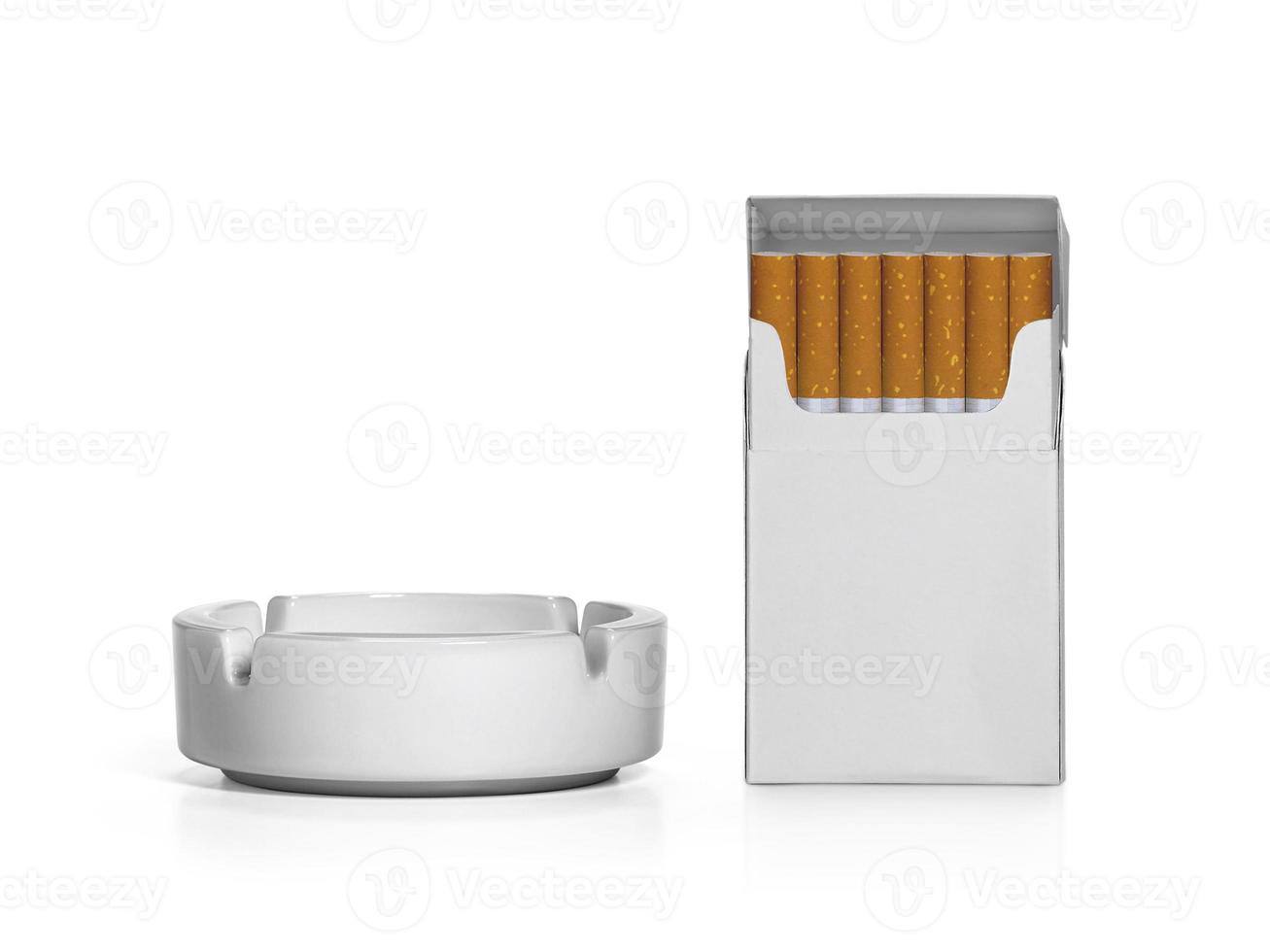 Paquet de cigarettes et cendrier isolé sur fond blanc photo