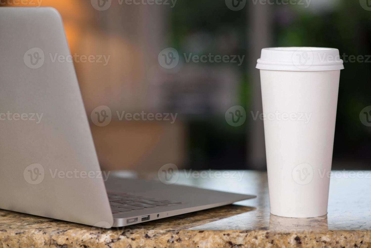 ordinateur portable et tasse à café photo