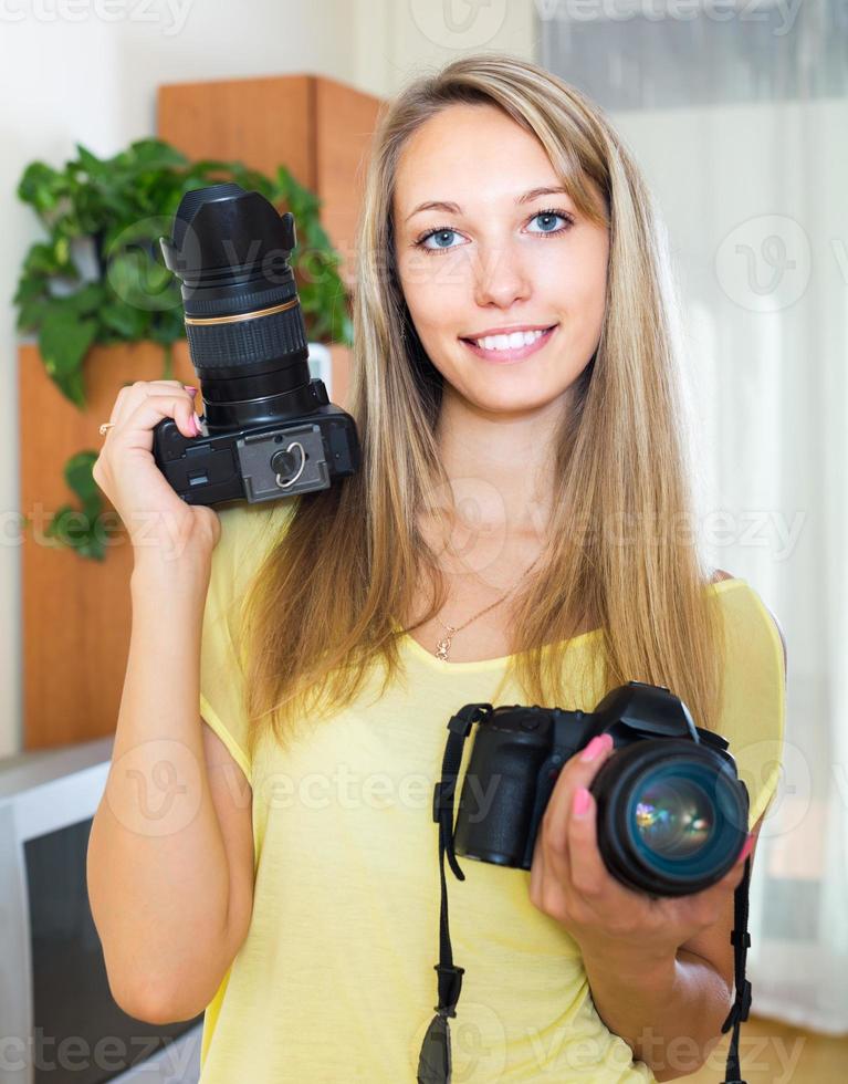 fille testant des caméras professionnelles photo