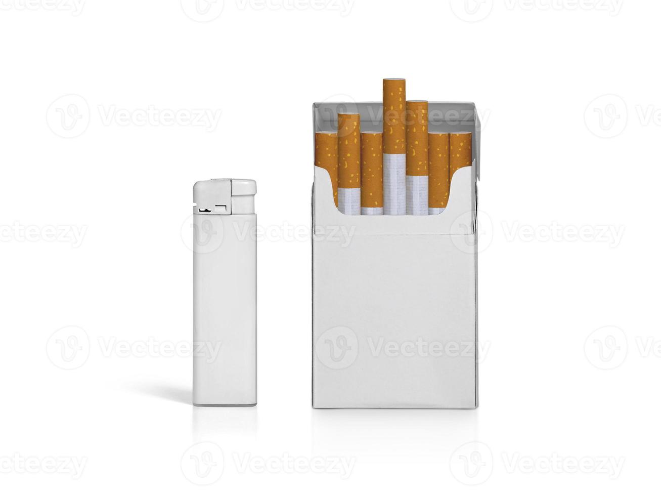 Paquet de cigarettes et briquets isolé sur fond blanc photo