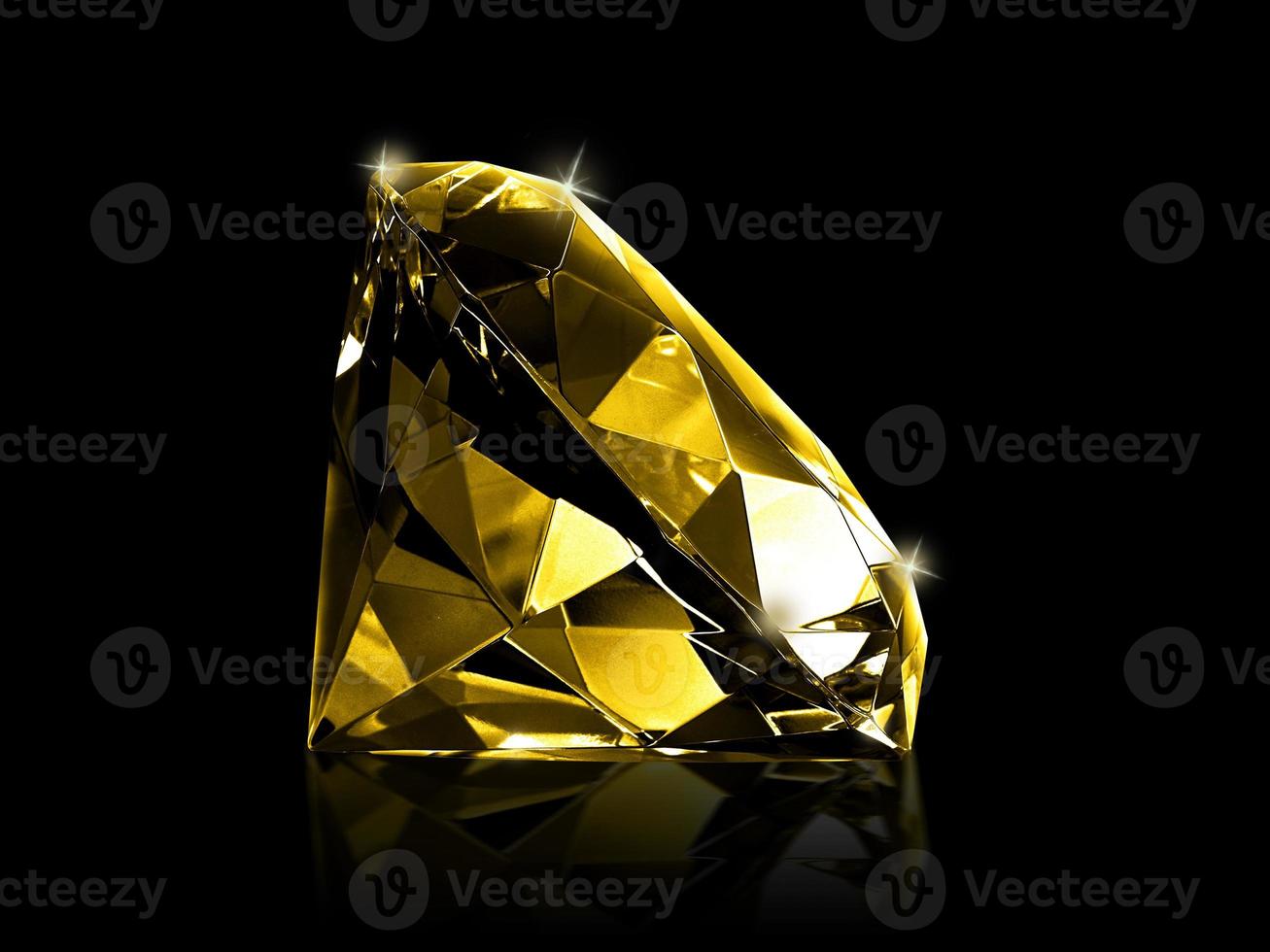 diamant jaune sur fond noir photo