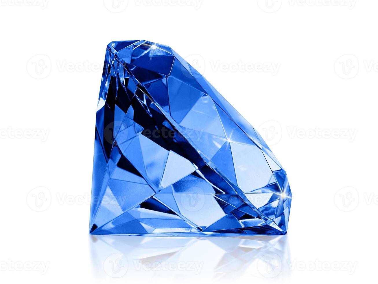Diamant bleu éblouissant sur fond blanc photo