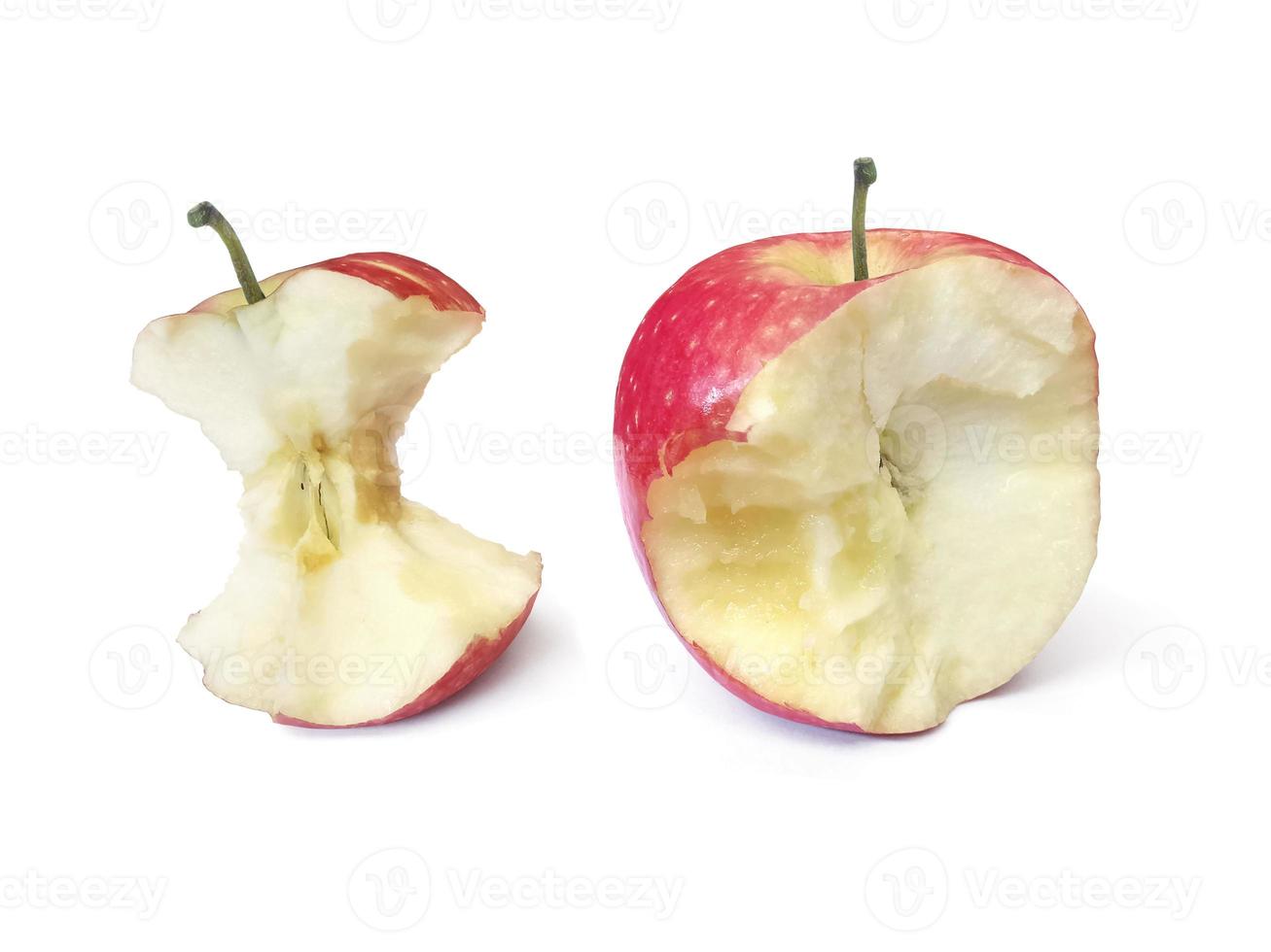 Pomme rouge avec un morceau manquant isolé sur fond blanc photo