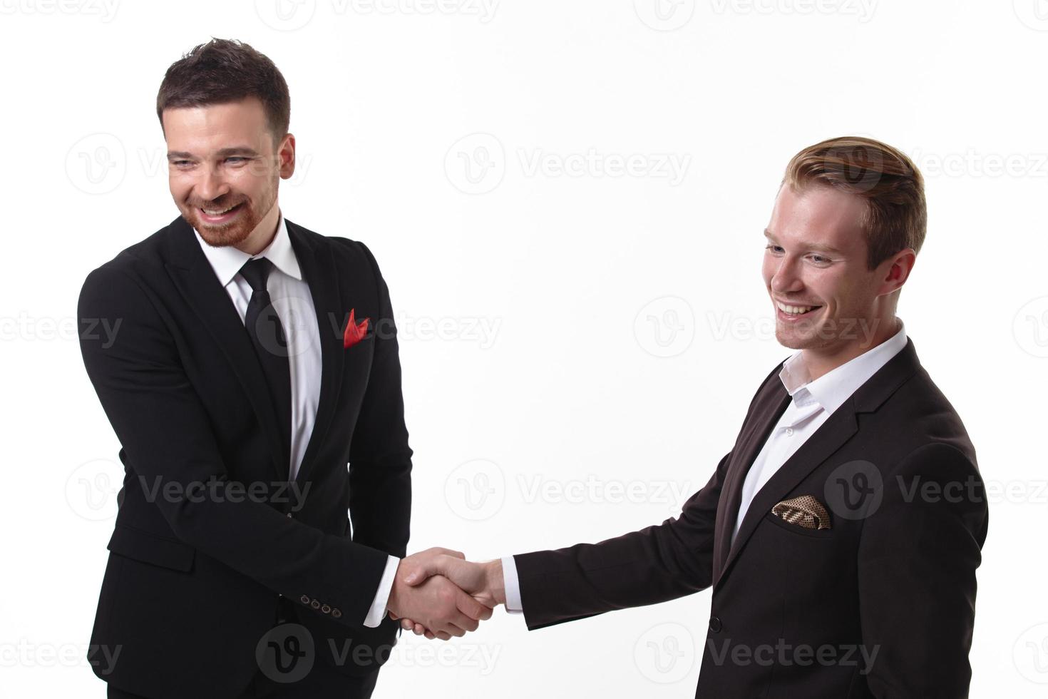 deux hommes d'affaires se serrent la main photo