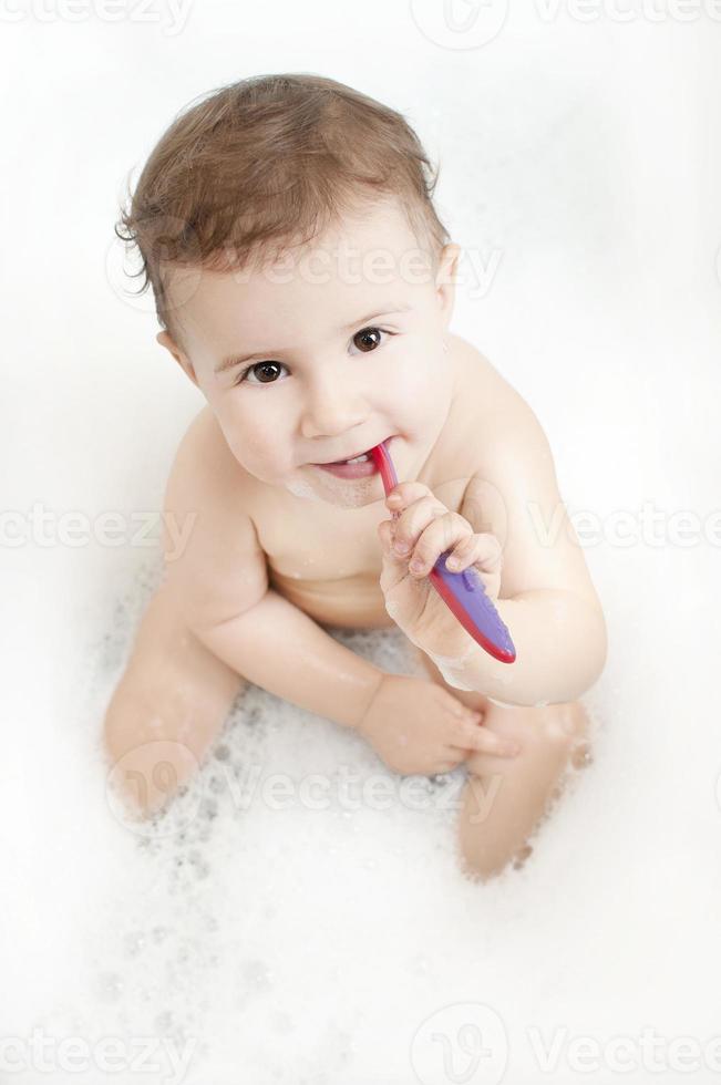 bébé mignon, laver les dents photo