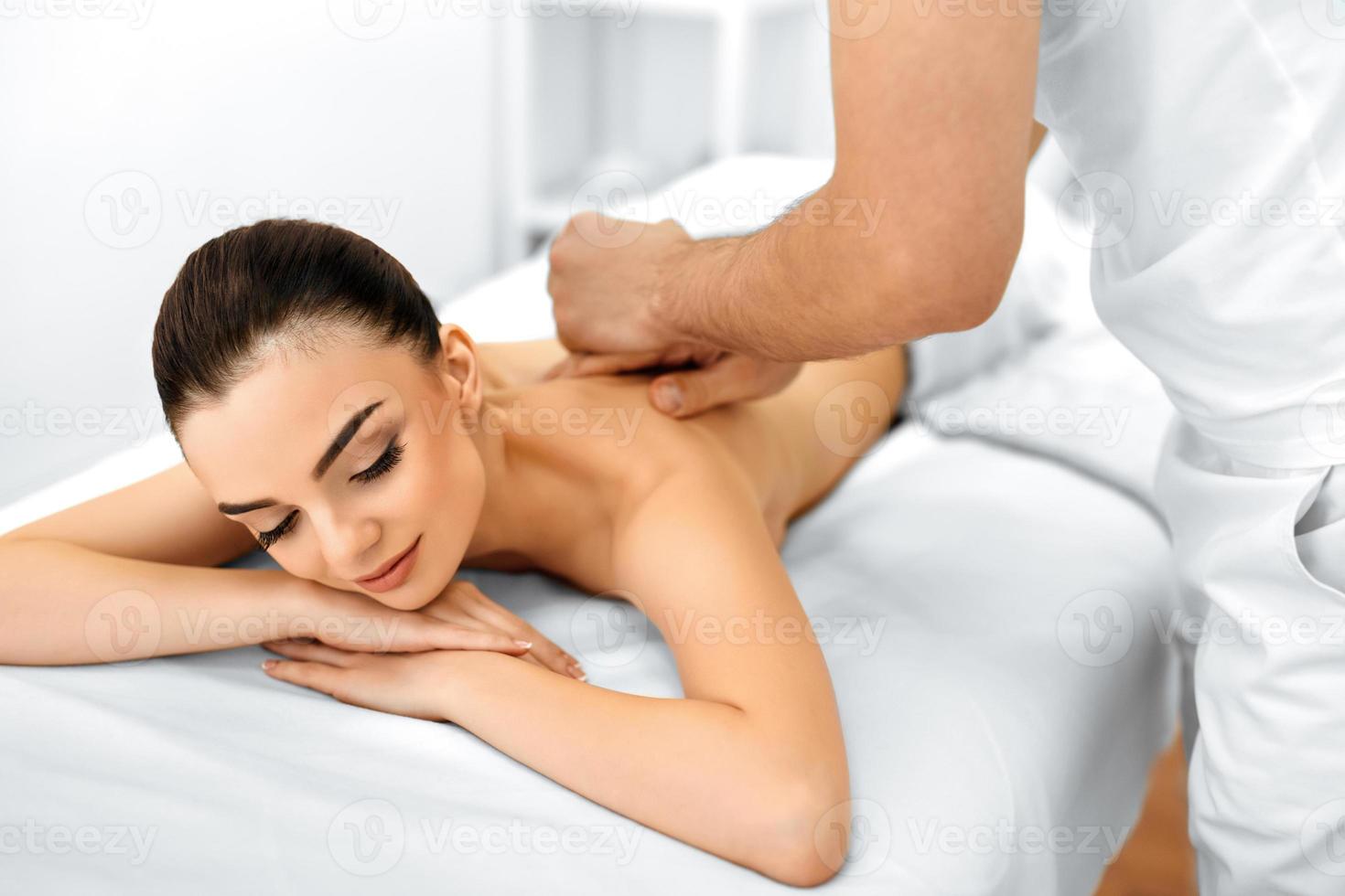 soin du corps. femme de spa. traitement de beauté. massage corporel, salon spa. photo