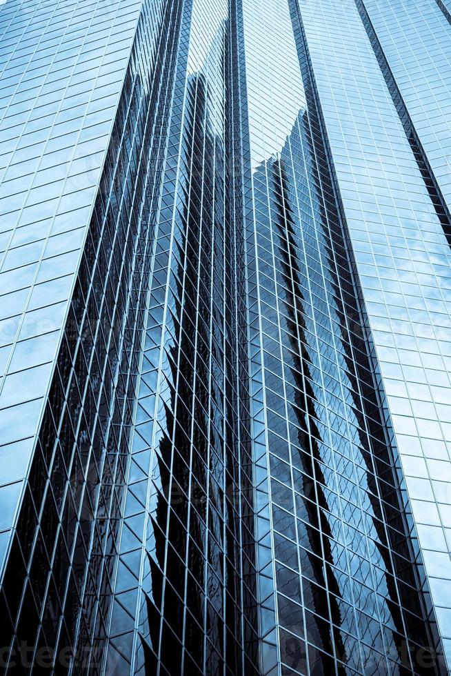 immeuble de bureaux de grande hauteur avec une teinte bleue photo