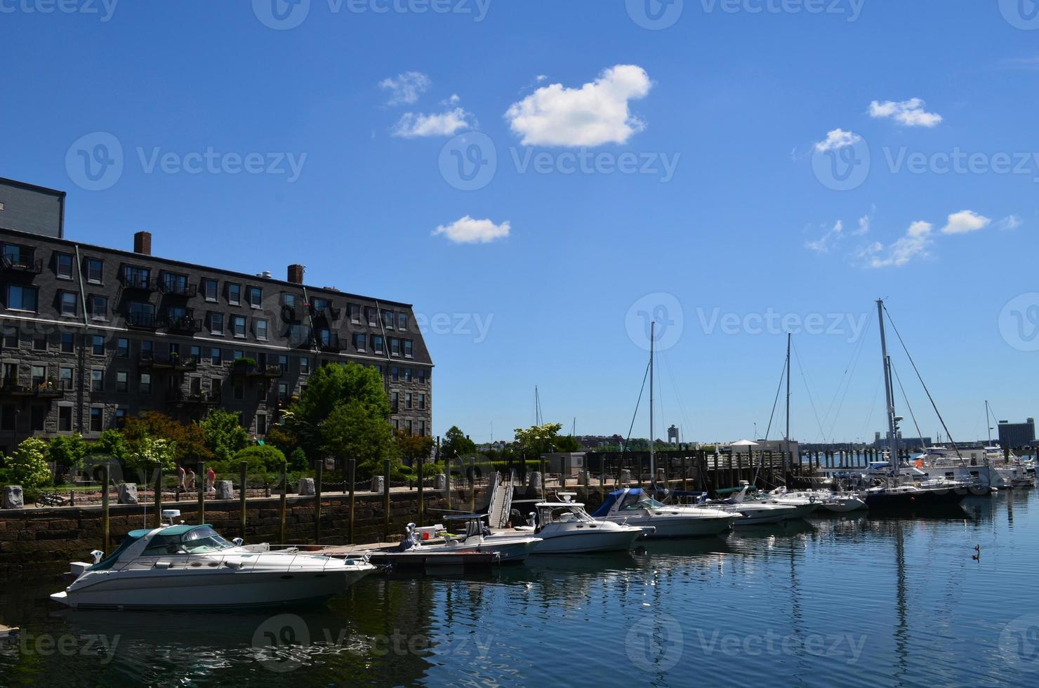 Bateaux amarrés dans le port de Boston pendant l'été photo