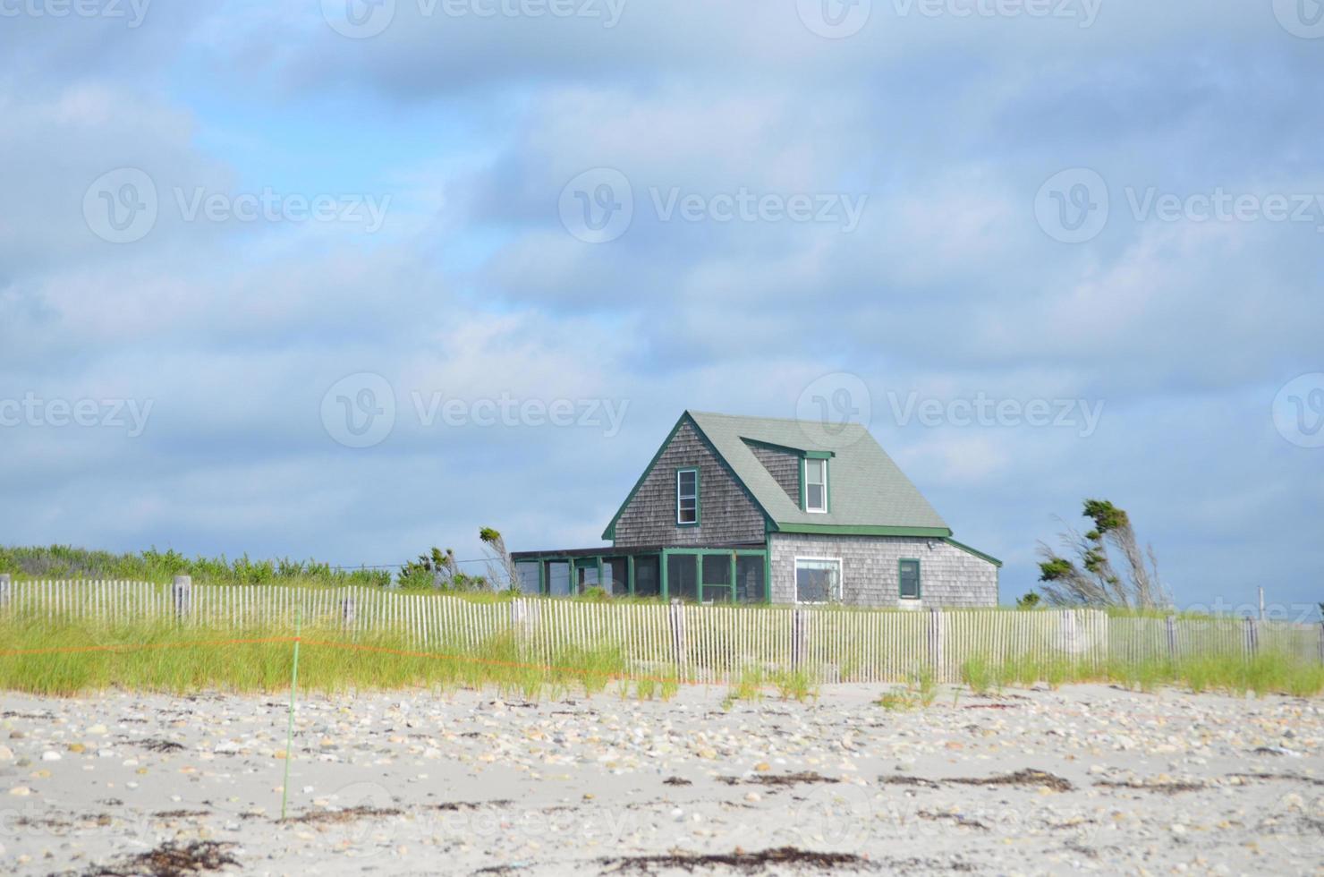 maison d'été solitaire sur la plage de duxbury photo