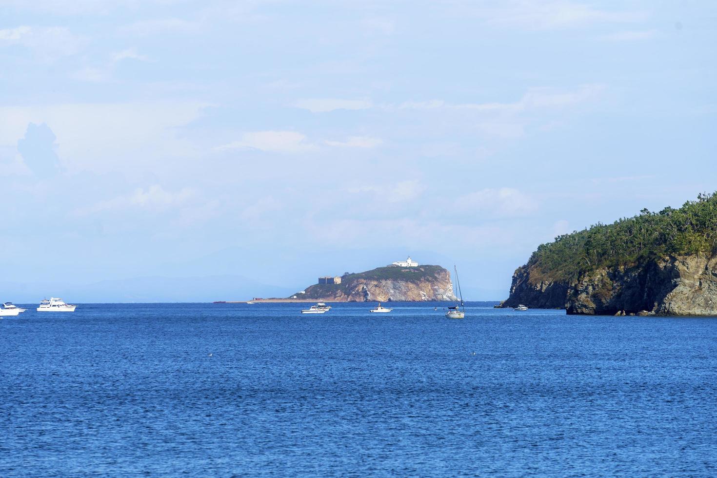 paysage marin avec île et navires à l'horizon photo