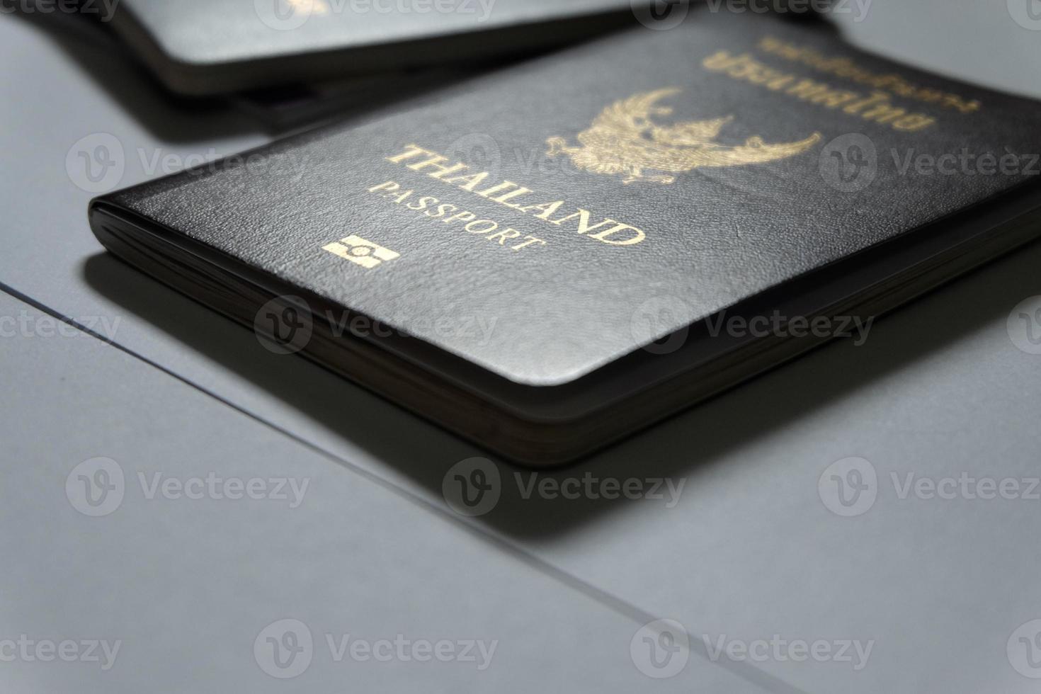 passeports thaïlandais sur fond blanc photo