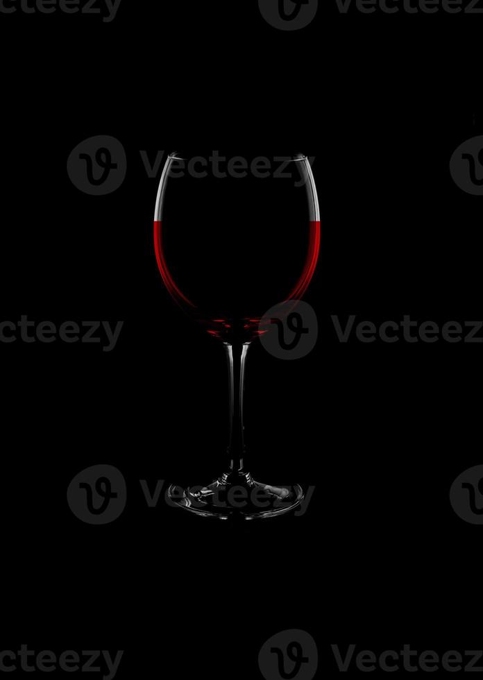 vin rouge et verre sur fond noir photo