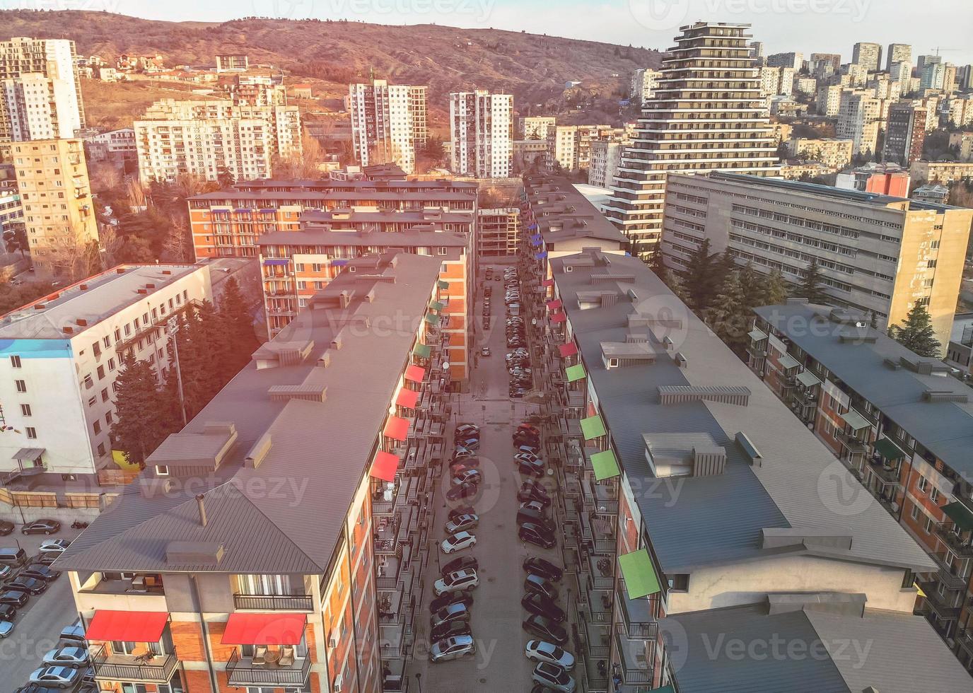 vue aérienne sur les nouveaux blocs d'habitation construits dans le district de saburtalo, tbilissi.géorgie photo