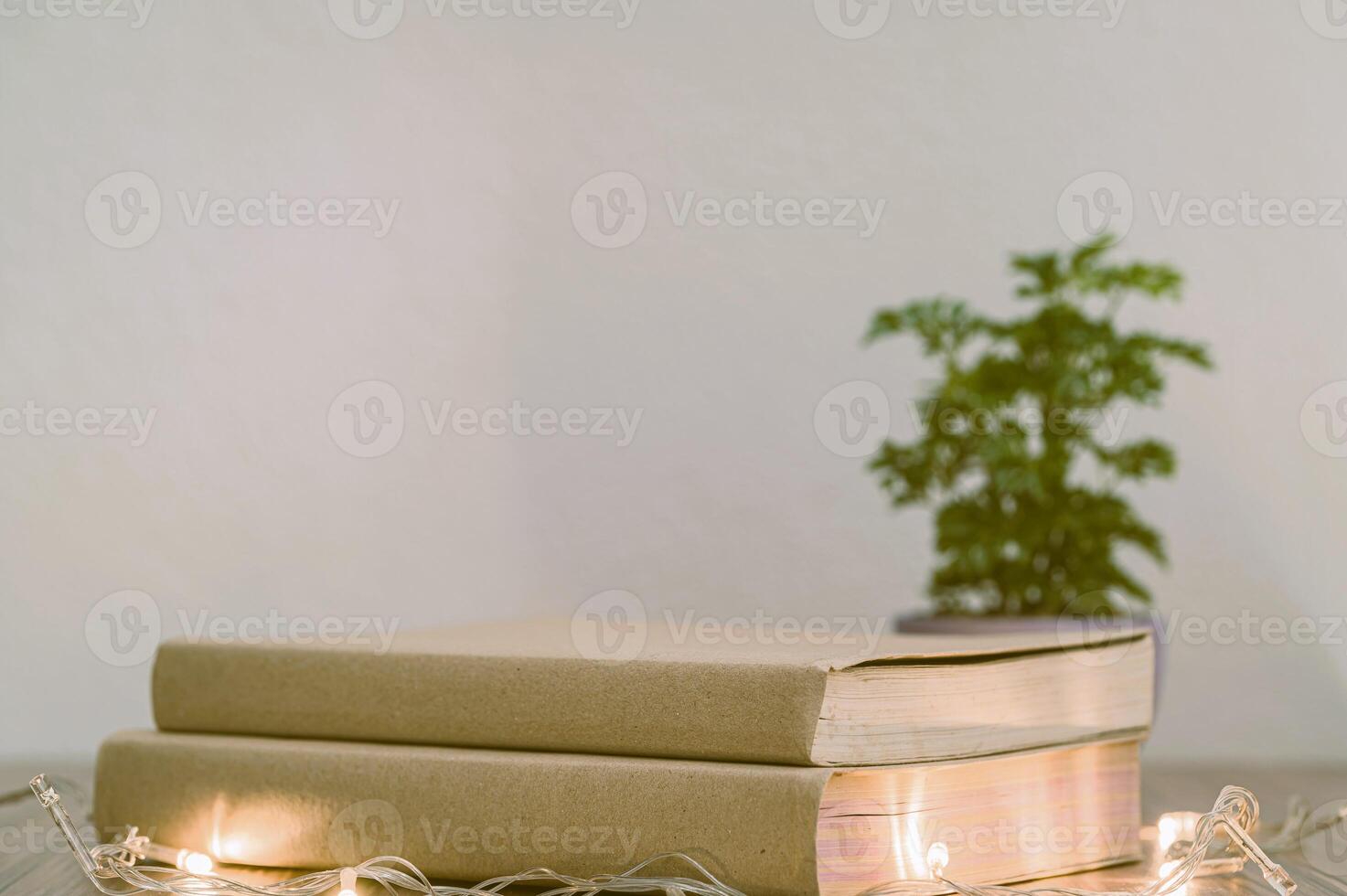 le concept de lire un livre est au bureau dans la chambre photo