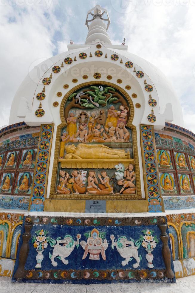 détail du grand shanti stupa près de leh photo